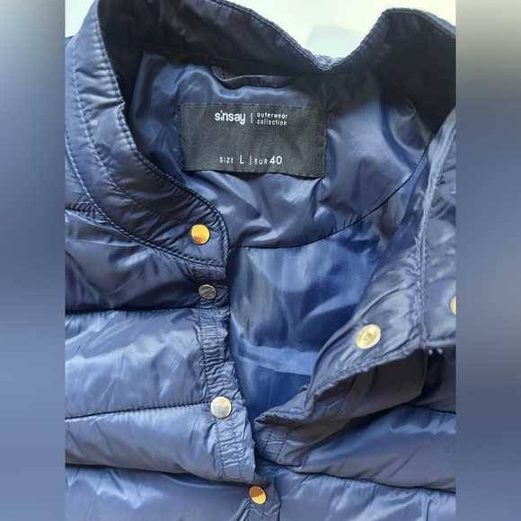 Navy Blue Women's Puffer Jacket… runs small. More like a medium. - Picture 2 of 4